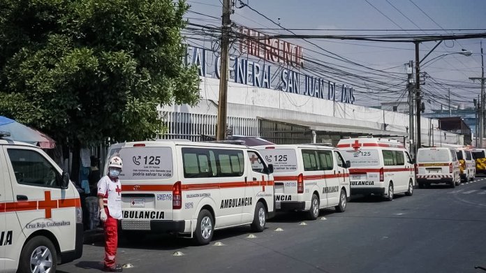Ambulancias de la Cruz Roja en apoyo para el traslado de pacientes del Hospital General a otros hospitales. Foto: Cruz Roja/La Hora