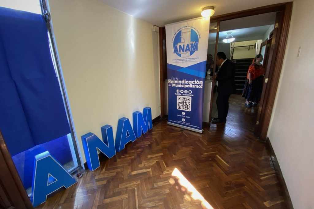El día de inauguración del edificio en la zona 13, se colocaron distintivos de la ANAM. Foto: José Orozco/La Hora