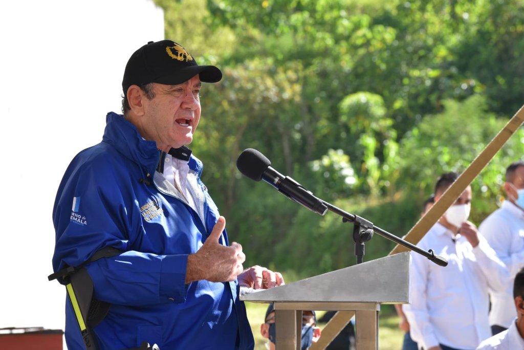 El expresidente Alejandro Giammattei comenzó la construcción de varios hospitales.FOTO: Gobierno de Guatemala