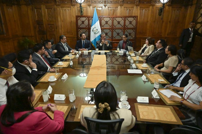 Integrantes de la Junta Directiva del Congreso se reunieron con el presidente Bernardo Arévalo. Foto: Gobierno de Guatemala