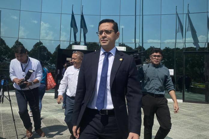 Juan Guerrero Garnica, secretario general de la Presidencia, al salir de la Contraloría General de Cuentas, donde puso una denuncia para investigar el posible mal uso de fondos públicos. Foto La Hora José Orozco.