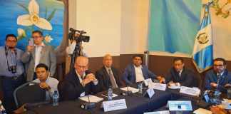 Representantes del Ministerio de Cultura y Deportes y del Comité Olímpico Internacional acuden a una citación en el Congreso. Foto: La Hora.