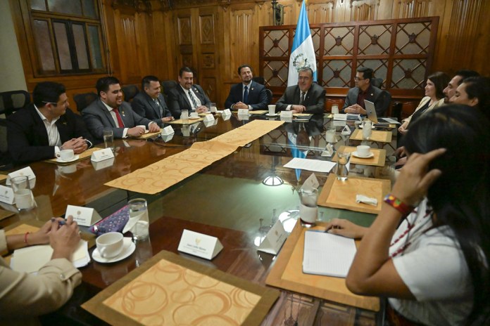 Arévalo y JD del Congreso discuten reformas para levantar suspensión al deporte. Foto: Gobierno de Guatemala