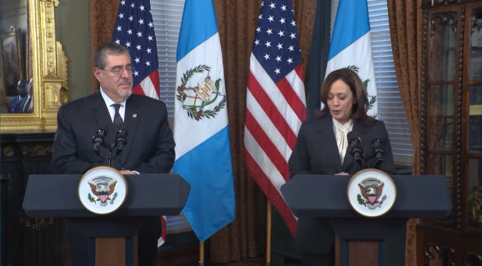 Arévalo y Harris ofrecen una conferencia de prensa. Foto / Casa Blanca, captura de pantalla.