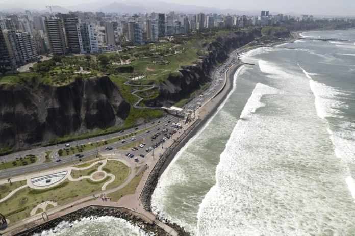 ARCHIVO - Vista aérea del distrito de Miraflores, en Lima, el 28 de marzo de 2023. La capital de Perú será la sede de los Juegos Panamericanos de 2027. Foto:Martín Mejía-AP/La Hora