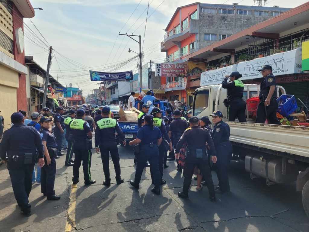 Autoridades retiraron artículos de las aceras del lugar. Foto: Municipalidad de Mazatenango/La Hora