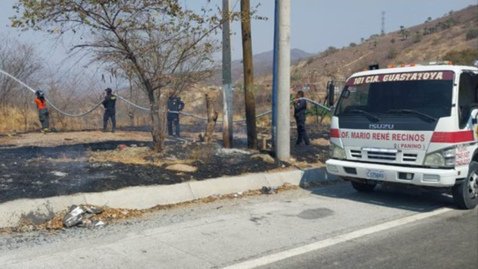 En distintas partes del país, brigadas forestales de varias instituciones combaten las llamas. Foto: Conred