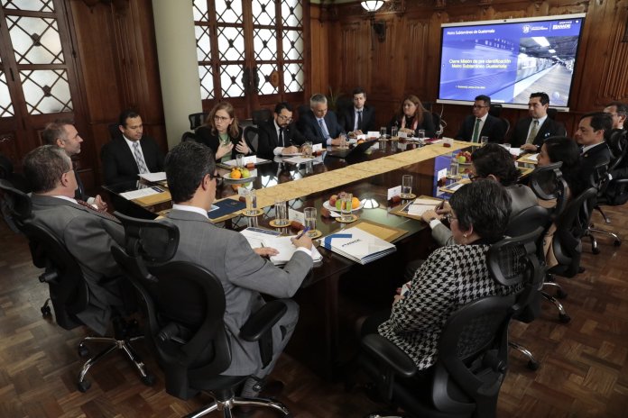 El presidente Arévalo sostuvo el encuentro junto a varios de sus ministros, miembros del BM, Anadie y Municipalidad de Guatemala, entre otros. (Foto: Bernardo Arévalo)