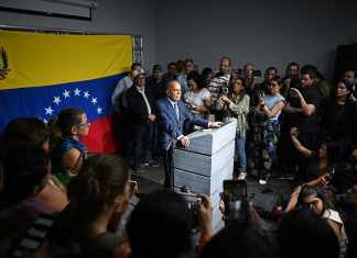 El candidato electoral de la oposición, Manuel Rosales, habla durante una conferencia de prensa en Caracas, marzo de 2024. La ya frágil unidad de la oposición venezolana se vio afectada el martes tras la candidatura a las elecciones presidenciales de Manuel Rosales, ex rival de Hugo Chávez, sin el expreso apoyo de la dirigente María Corina Machado, fundamental para tener posibilidades de ganar. Foto: Federico Parra-AFP/La Hora