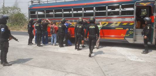 Las fuerzas contra las extorsiones realizan operativos luego del incendio a un bus de transporte colectivo en Escuintla. (Foto: PNC)