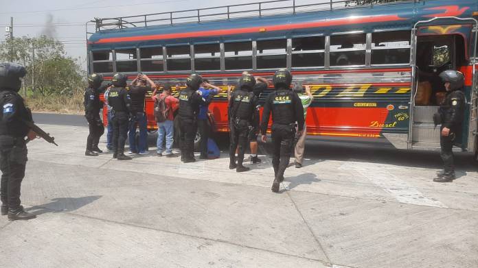 Las fuerzas contra las extorsiones realizan operativos luego del incendio a un bus de transporte colectivo en Escuintla. (Foto: PNC)