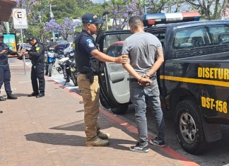 El supuesto asaltante fue detenido por PNC y PMT. (Foto: PNC)