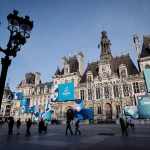 Fotografía tomada en París el 21 de marzo de 2024 muestra una vista del ayuntamiento de París decorado con carteles de los Juegos Olímpicos y Paralímpicos de París 2024. Foto: STEPHANE DE SAKUTIN - AFP/La Hora
