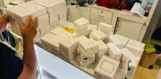 El MP decomisó más de 200 productos presuntamente falsos de la marca Apple. Foto: MP / La Hora.