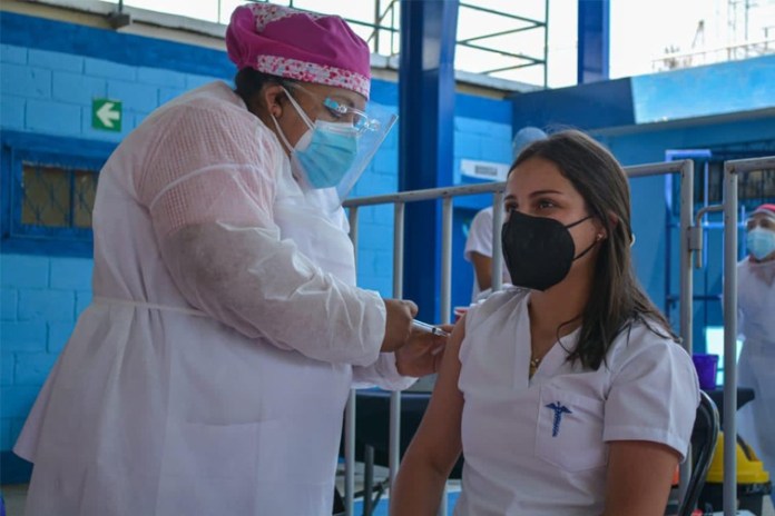 La vacunación contra el COVID-19 continúa. Foto: Gobierno de Guatemala