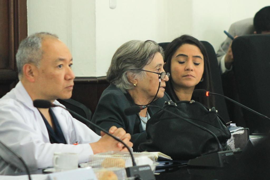 La directora de Fundación Donare, Marta Azmitia, en una reunión con diputados aclarando dudas para que se aprobara la Ley de Trasplante de Órganos, Tejidos y Células. Foto: José Orozco