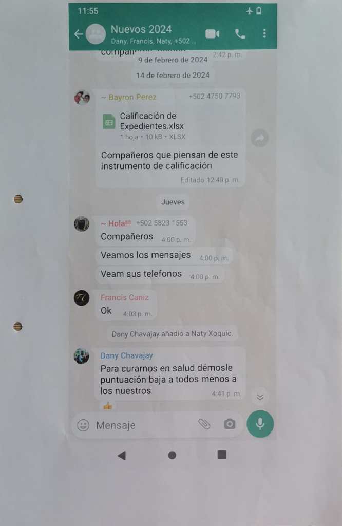 Foto Fotografía de alcaldes indígenas de SololáEn el chat se observa que una persona identificada como Bayron Pérez envía un archivo.