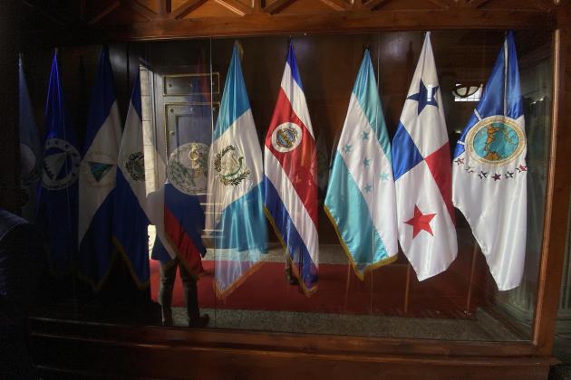 Varias banderas de diferentes países se encuentran en una de las salas del edificio. Foto: José Orozco