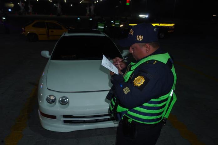 Acciones para detener carreras clandestinas realizadas por la PNC. Foto: Departamento de Tránsito PNC