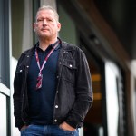 El ex piloto holandés de F1 Jos Verstappen, padre del piloto holandés de Red Bull Racing, Max Verstappen, es visto en el paddock de la pista de carreras Red Bull Ring en Spielberg, Austria, el 7 de julio de 2022, antes del Gran Premio de Austria de Fórmula Uno. (Foto de Jure Makovec / AFP)