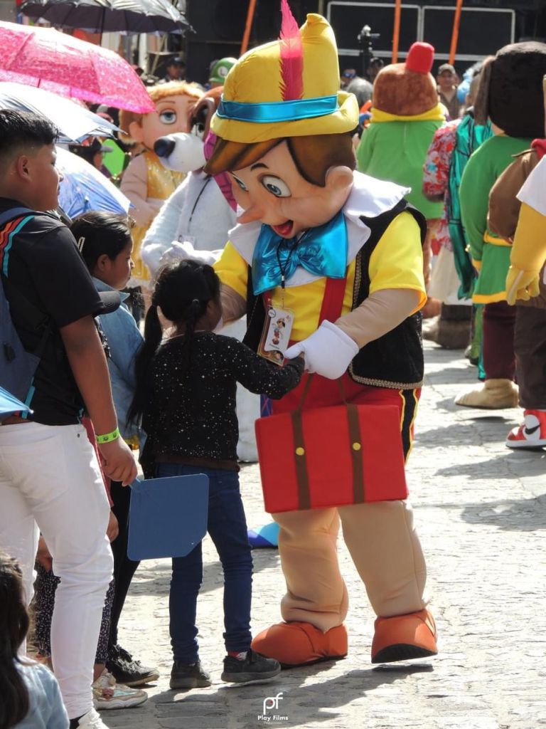 Los niños aprovechan para saludar a los personajes. (Foto La Hora: Cortesía Club Saturno de Sumpango)