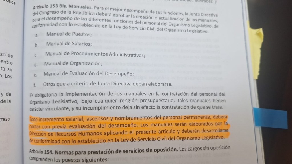 Imagen del artículo 153 Bis, sobre manuales, en el que se menciona el tema del incremento salarial, ascensos, así como la evaluación de desempeño. Foto: La Hora