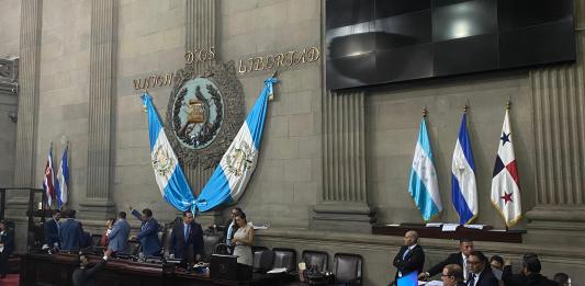 Varios diputados decidieron no marcarse durante la plenaria de este martes. Foto. José Orozco