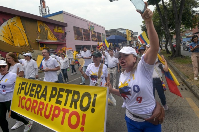 Manifestantes protestan contra gobierno de Petro. Foto: AFP