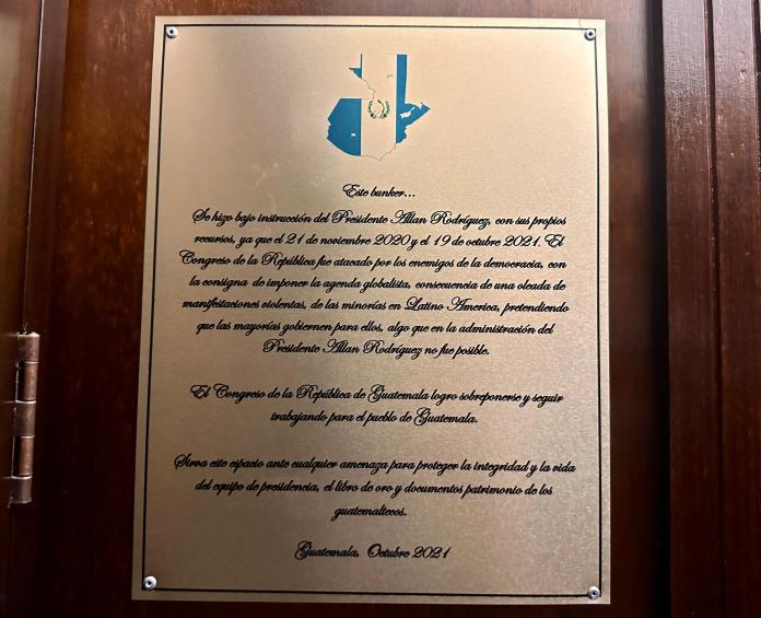 foto adentro de la nota. Esa es la placa que se encontró en el "bunker" que el diputado Samuel Pérez encontró en la presidencia del Congreso. Foto: Cortesía