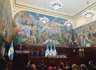 El presidente del Congreso, Nery Ramos, participa en la rehabilitación del Salón del Pueblo, para conmemorar el Día internacional de la Mujer. Foto: La Hora