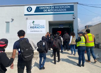 "Atendidos en el Centro de Recepción de Retornados, ubicado en la Fuerza Aérea Guatemalteca en la avenida Hincapié 10-98 zona 13 de la ciudad capital." Foto: IGM