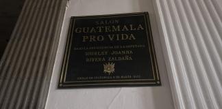 Foto principal, La expresidenta del Congreso, Shirley Rivera, publicó una plaqueta en el Salón Pasos Perdidos, con su nombre a pocos días de iniciar la campaña electoral. Foto: José Orozco