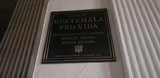 Foto principal, La expresidenta del Congreso, Shirley Rivera, publicó una plaqueta en el Salón Pasos Perdidos, con su nombre a pocos días de iniciar la campaña electoral. Foto: José Orozco