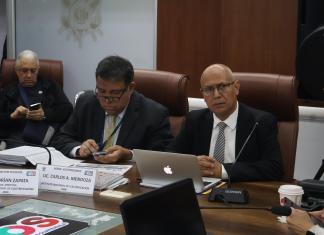 El titular de Segeplan, Carlos Mendoza, explica las condiciones que han observado sobre las reaseguradoras. Foto: Maria José Bonilla