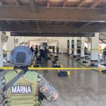 Elementos de la Marina de la Defensa Nacional resguardan a fiscales del Ministerio Público (MP) mientras realizan pruebas de campo a la posible droga incautada en el Pacífico. Foto: Ejército de Guatemala