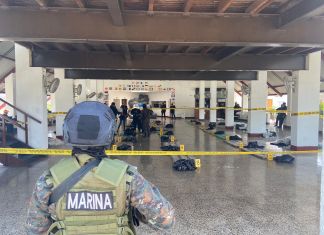 Elementos de la Marina de la Defensa Nacional resguardan a fiscales del Ministerio Público (MP) mientras realizan pruebas de campo a la posible droga incautada en el Pacífico. Foto: Ejército de Guatemala