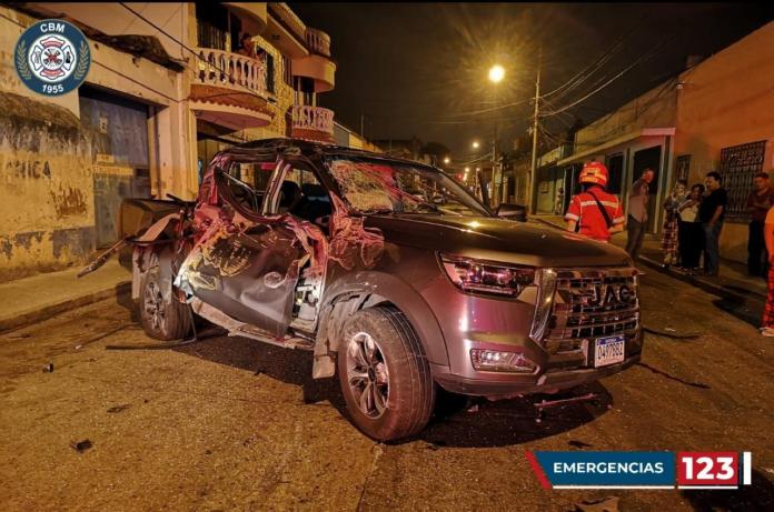 Bomberos Municipales reportaron de un accidente ocurrido en la zona 1. Foto: Bomberos Municipales/La Hora