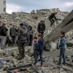 Los palestinos inspeccionan los escombros de un edificio, después de que fuera destruido en un ataque israelí la noche anterior, en el barrio Rimal de la ciudad de Gaza el 16 de marzo de 2024, en medio de batallas en curso entre Israel y el movimiento palestino Hamas. (Foto de AFP)