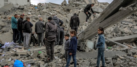Los palestinos inspeccionan los escombros de un edificio, después de que fuera destruido en un ataque israelí la noche anterior, en el barrio Rimal de la ciudad de Gaza el 16 de marzo de 2024, en medio de batallas en curso entre Israel y el movimiento palestino Hamas. (Foto de AFP)