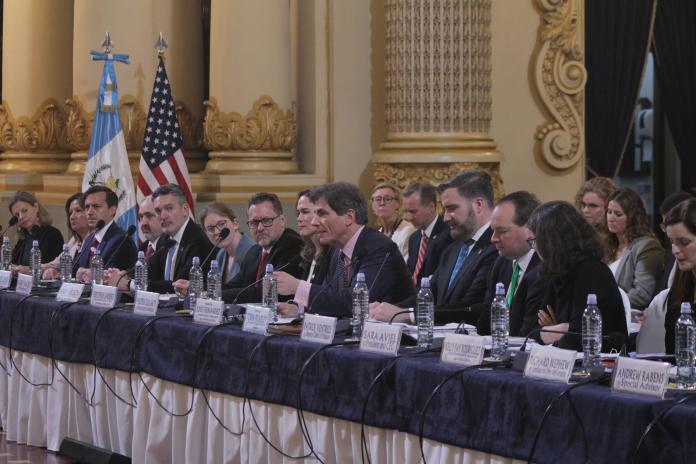 José Fernández (centro), Subsecretario de Estado para el Crecimiento Económico de Energía y Medio Ambiente de Estados Unidos dirige la delegación de EE.UU. (Foto: José Orozco/La Hora)