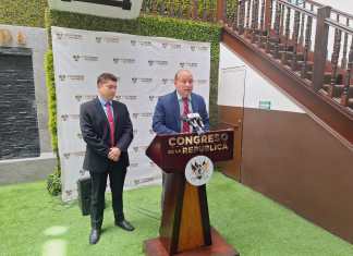 El diputado Cristian Álvarez de la bancada CREO presenta una iniciativa de ley para agilizar la búsqueda de hombres desaparecidos. Foto: La Hora