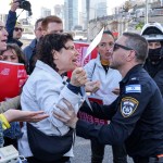 Activistas y familias de rehenes israelíes retenidos en Gaza desde los ataques del 7 de octubre por militantes palestinos discuten con un policía israelí mientras bloquean la autopista Ayalon durante una protesta pidiendo la liberación de los rehenes, en Tel Aviv el 20 de marzo de 2024 en medio de la conflicto en curso entre Israel y el grupo militante palestino Hamás. (Foto de JACK GUEZ / AFP)