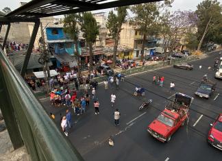 Uno de los tres carriles del Periférico, con dirección al sur, fue inhabilitado derivado de una actividad que desarrollan vecinos de la colonia Bethania, zona 7 capitalina. Foto: José Orozco