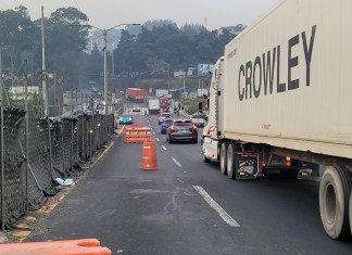 Largas filas de vehículos se observan en la ruta al Pacífico. Foto / Dalia Santos.