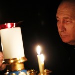 En esta fotografía de la piscina distribuida por la agencia estatal rusa Sputnik, el presidente ruso Vladimir Putin enciende una vela durante su visita a una iglesia de la residencia estatal Novo-Ogaryovo en las afueras de Moscú el 24 de marzo de 2024, durante un día nacional de luto tras el ataque en el Ayuntamiento de Crocus, que ha sido reclamado por el grupo Estado Islámico (EI). Asaltantes camuflados abrieron fuego en el abarrotado Ayuntamiento de Crocus en el suburbio de Krasnogorsk, al norte de Moscú, el 22 de marzo de 2024, antes de un concierto de la banda de rock de la era soviética Piknik en el ataque más mortífero en Rusia en al menos una década. (Foto de Mikhail METZEL / PISCINA / AFP)