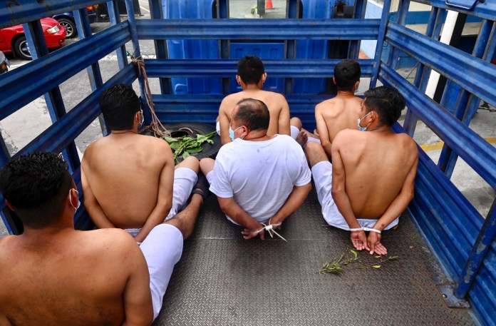 Pandilleros reclusos del El Salvador. Foto: AFP