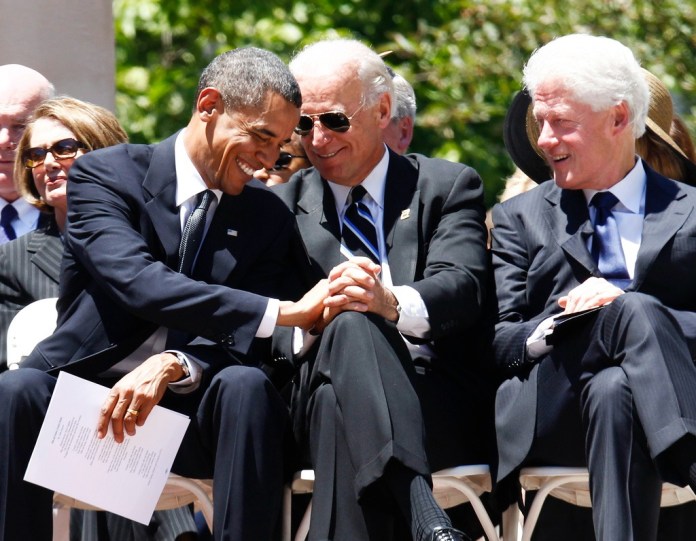 El presidente Barack Obama, el vicepresidente Joe Biden y el expresidente Bill Clinton asisten a un servicio en memoria del senador Robert Byrd, 2 de julio de 2010, en el Capitolio de Virginia Occidental. (Foto AP/Charles Dharapak, Archivo)