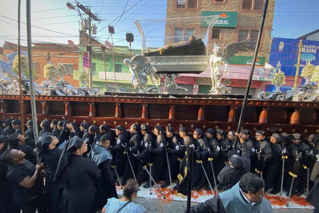 El recorrido de la procesión incluyó el paso sobre la alfombra de 3 kilómetros, elaborada por fieles desde la municipalidad capitalina hasta la avenida Elena.Foto: José Orozco