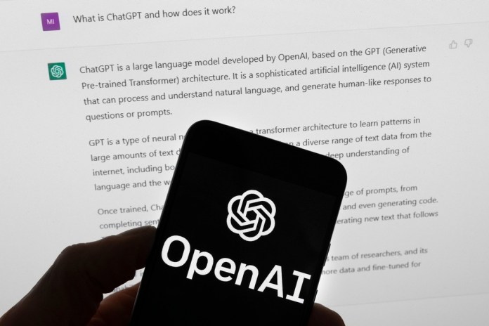 El logotipo de OpenAI puede apreciarse en un teléfono celular frente a la pantalla de una computadora que muestra los resultados de una búsqueda en Chat GPT, el 21 de marzo de 2023, en Boston. (AP Foto/Michael Dwyer, Archivo)