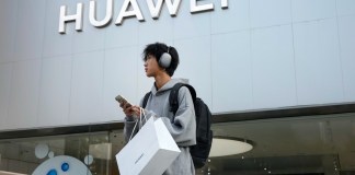ARCHIVO - Un cliente lleva sus productos adquiridos en una tienda de Huawei tras asistir a una conferencia de lanzamiento de nuevos productos en Beijing, el 25 de septiembre de 2023. (AP Foto/Andy Wong, Archivo)